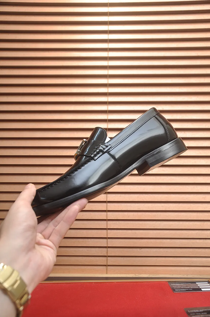 Men's men's shoes 💰560💶 [LV] (original single cowhide lining) 🍀LV's latest genuine leather business suit shoes are launched simultaneously on the official website. The first-layer cowhide imported from Italy is made of heavy gold, 💥1:1 rubber outsole from the official website. Versatile to wear, high-end without losing class, and the color combination is extraordinary. This four-season style is alluring when worn on your feet, showing off your big-name flair. Standard code 38-44 (45 customized)